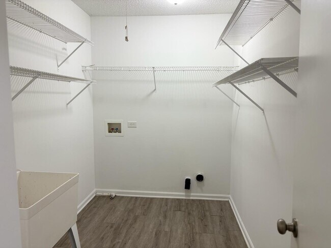 Building Photo - 2303 Highland Park Dr