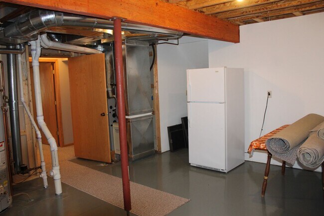 Building Photo - AVAILABLE JULY 2026!!! Incredible 3 bedroom, 2-1/2 bath duplex style condominium on Iowa City Eas...