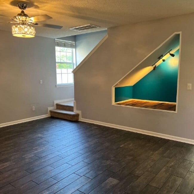 Building Photo - Welcome To Edgefield