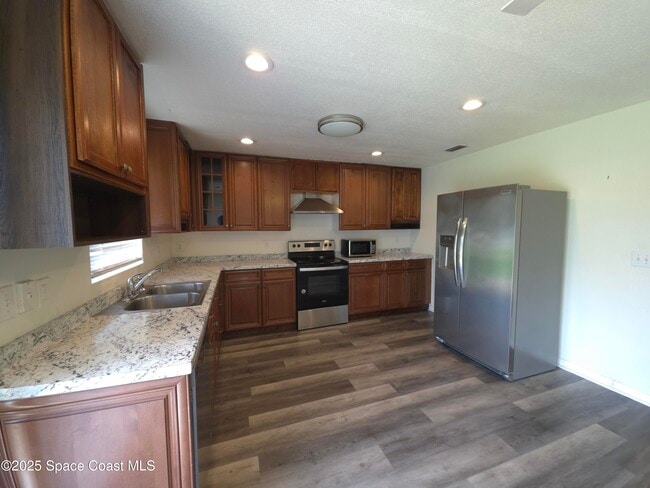 Building Photo - 901 Colonial Ave SE