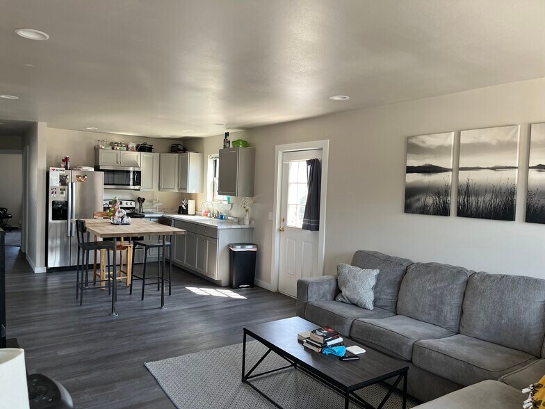 Building Photo - 434 S Jackson St