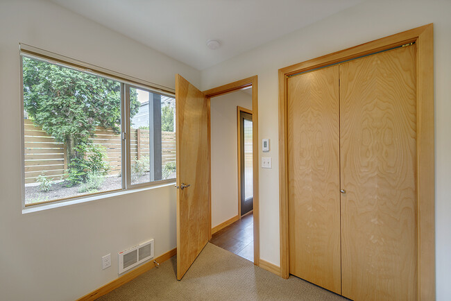 Building Photo - Modern Jackson Park Townhome