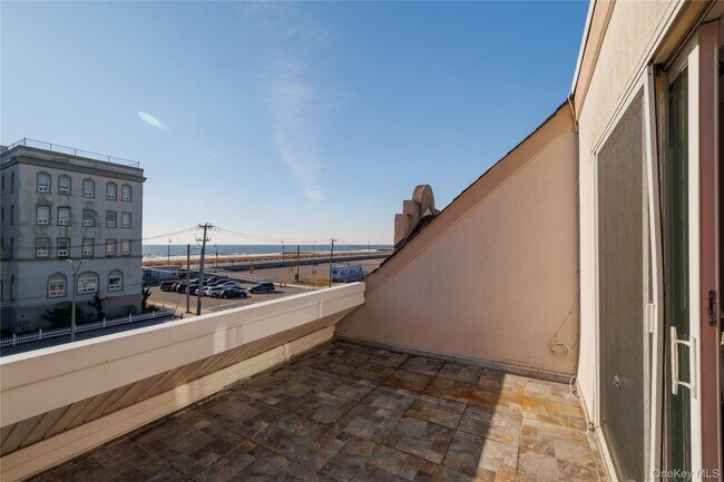 Building Photo - 277 W Broadway