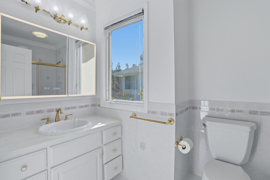 Building Photo - 544 Sunset Way