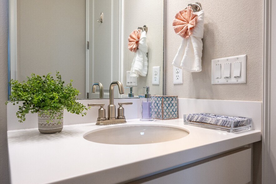 Guest Bath - 3117 Formia Ct