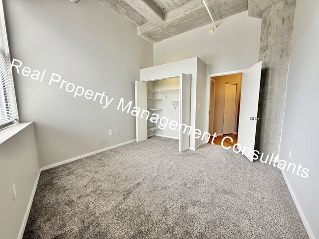 Building Photo - $600 Free Rent on 2Bed, 2 Bath at Western Auto