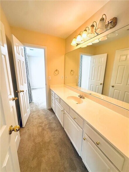 Building Photo - 811 Valley Dr