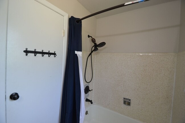 Building Photo - Newly Remodeled 4 Bedroom with AC!