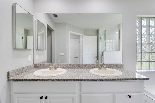 Building Photo - 3033 SE Brierwood Pl