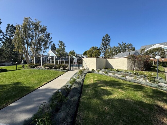 Building Photo - Townhome-Style 2BR/2.5BA + Loft | East Ventura (Beacon Court Community)