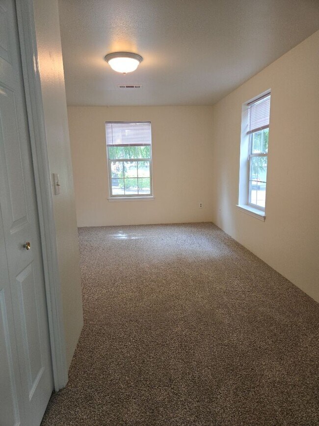 Building Photo - Charming 3-Bedroom, 2-Bath Townhouse for Rent in Ashland!