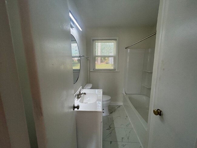 Building Photo - 3711 Kaiser Ave