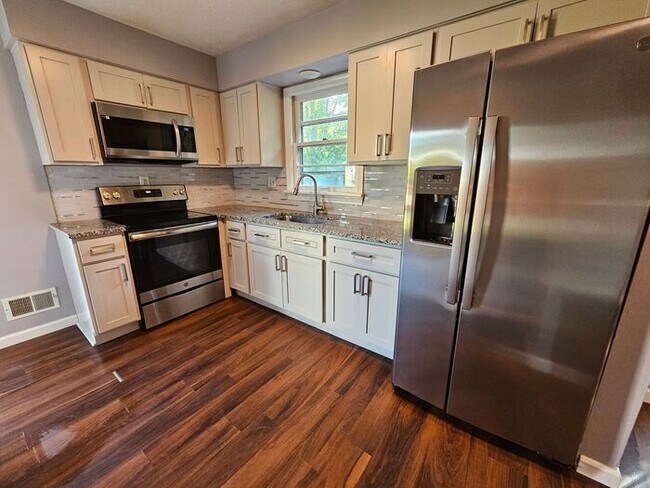 Building Photo - Spacious 3 Bedroom, 1.5 Bath House with Detached Garage