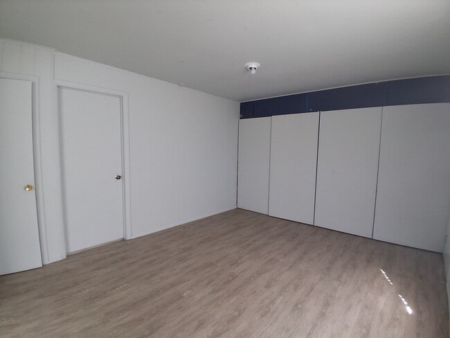 Building Photo - 1709 Crestview Dr