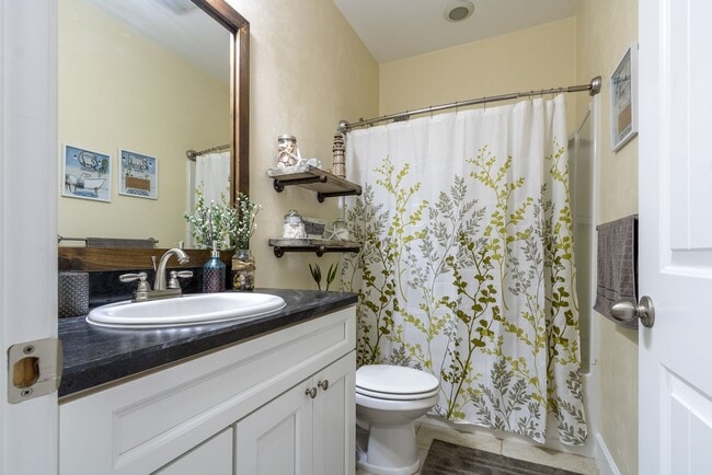 Building Photo - Spacious 3BR/2BA Home with Open Layout, Is...