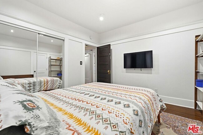 Building Photo - 1458 W 48th St