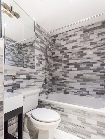 Building Photo - 437 W 53rd St