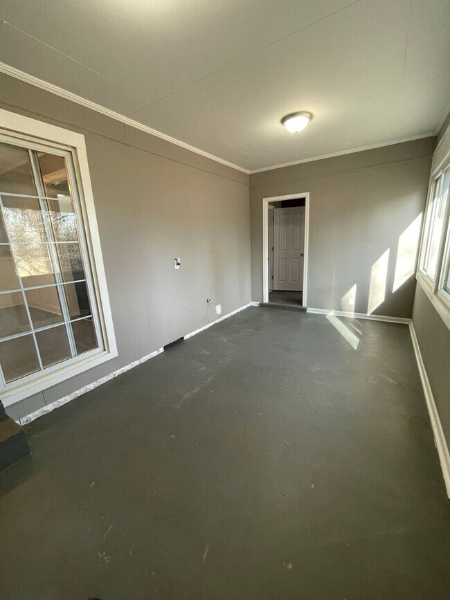 Building Photo - Huge home with bonus room and fenced in ba...