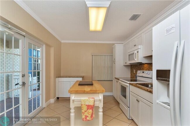 Building Photo - 120 Cypress Club Dr