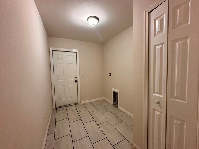 Building Photo - 318 NW 7th Pl