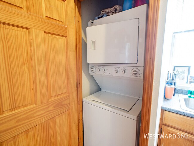 Building Photo - 1138 N Winchester-3