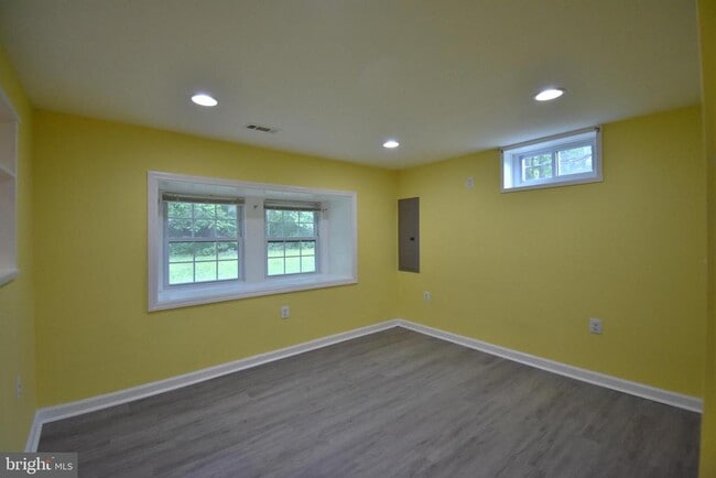Building Photo - 7804 Ridgewood Dr