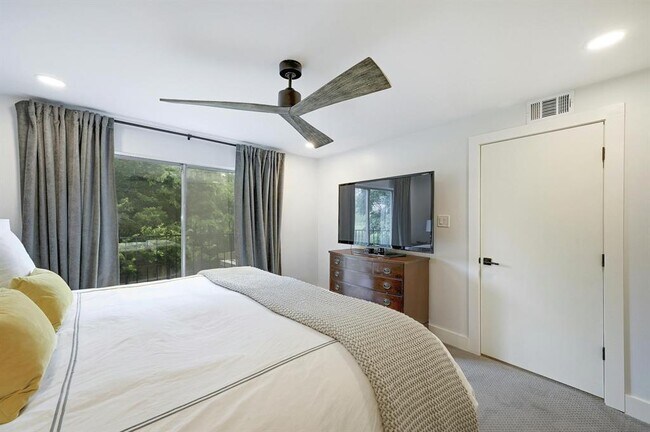 Building Photo - 702 Castle Ridge Rd