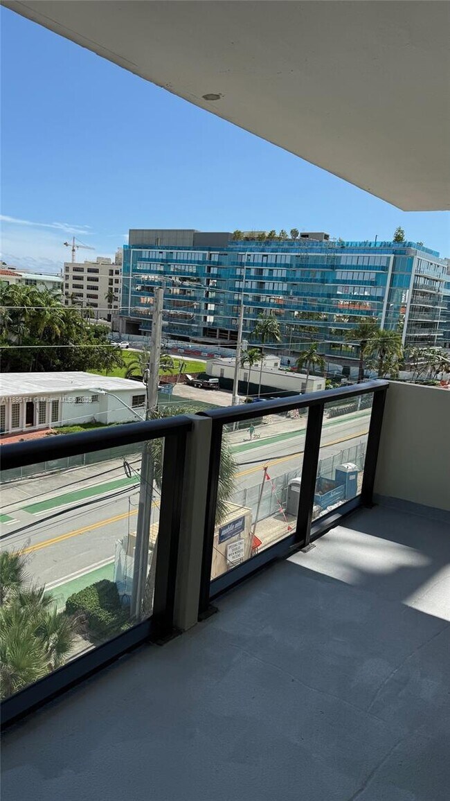 Building Photo - 9800 W Bay Harbor Dr