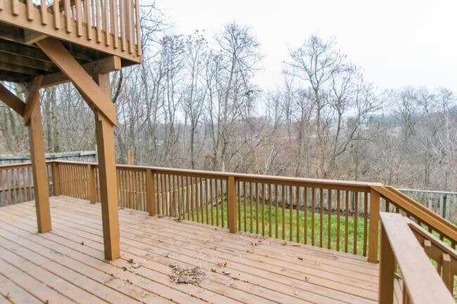 Building Photo - Spacious 2 bedroom / 1 bathroom Duplex for...