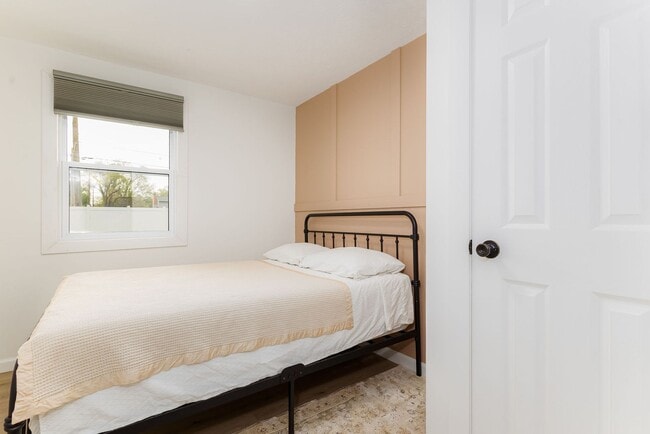 Building Photo - 834 Woodcliff Dr