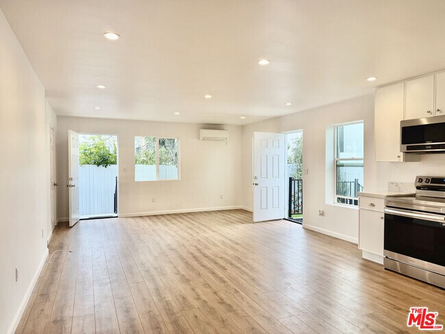 Building Photo - 384 Hargrave St
