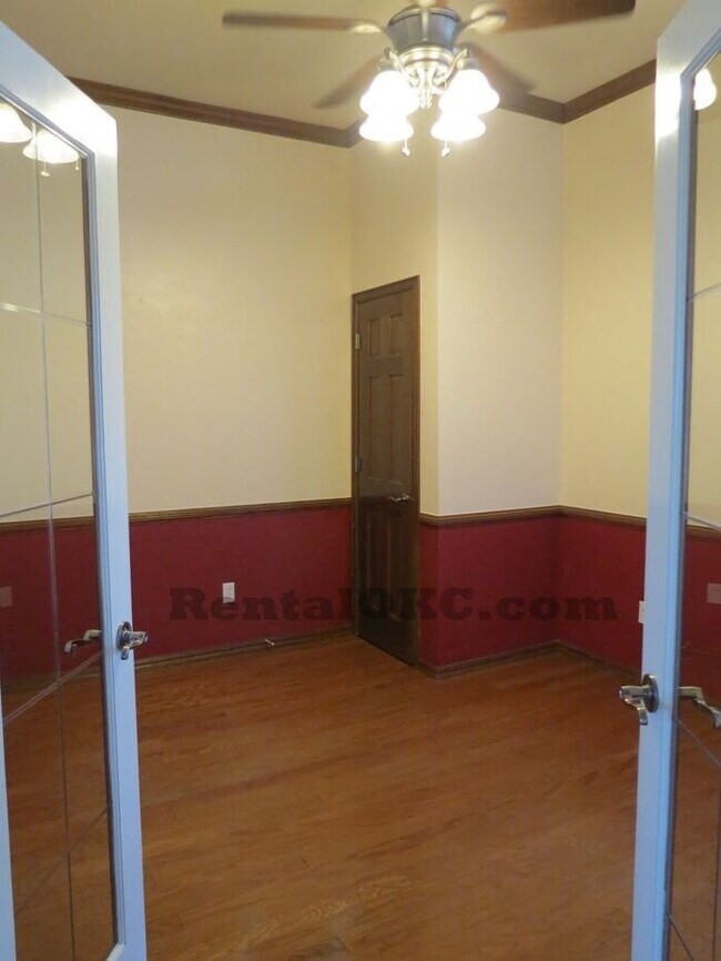 Building Photo - Moore 3/2 bed plus office and a storm shel...