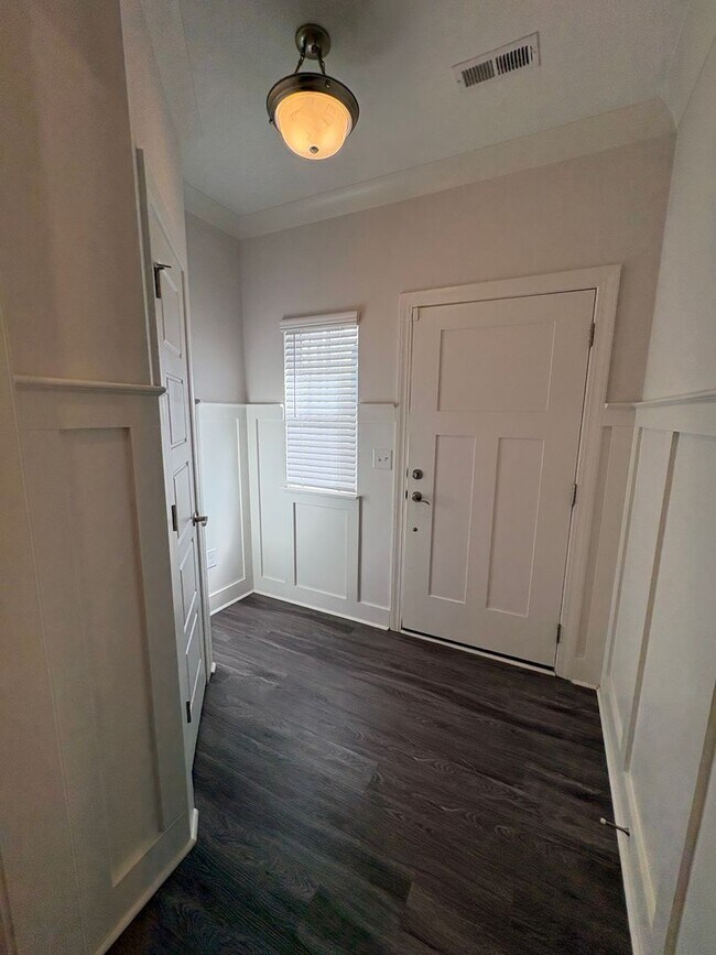 Building Photo - 3 Bedroom 2.5 Bath Townhome is the Madison Park area!!! $500 off the 1st Full Month's Rent!!!