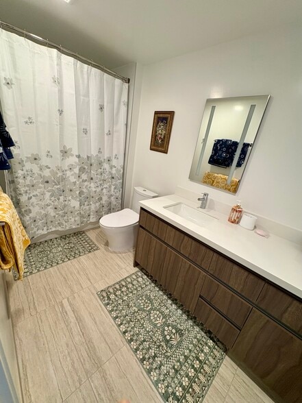 Bathroom - 1515 Liona St