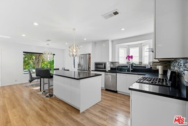 Building Photo - 10915 Ayres Ave