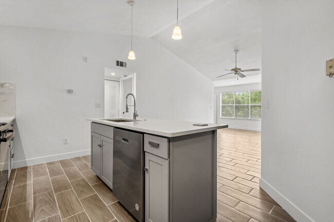 Building Photo - VENETIAN PLACE - 2nd floor • 1 BR 1 Bath -...