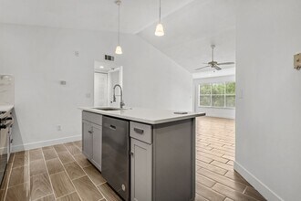 Building Photo - VENETIAN PLACE - 2nd floor • 1 BR 1 Bath - 735 ft²