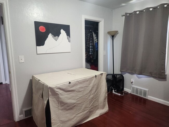 Building Photo - Spacious Lower Level Unit In Beautiful Manette