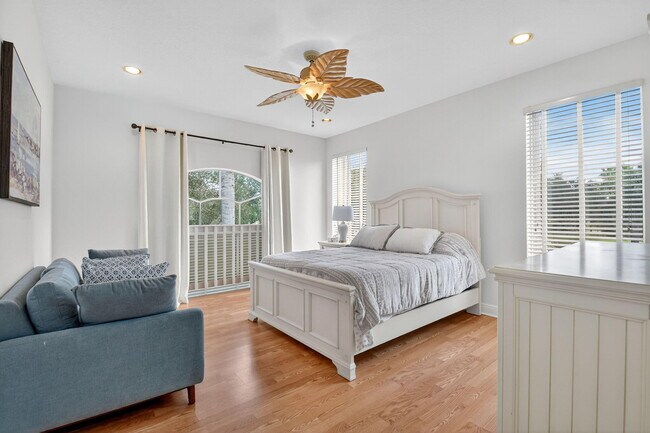 Building Photo - 9826 Vía Amati