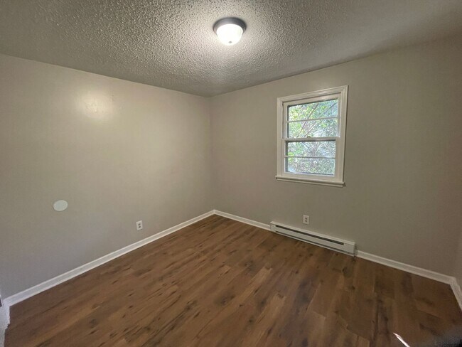 Building Photo - Renovated 3 bedroom 1 bathroom house