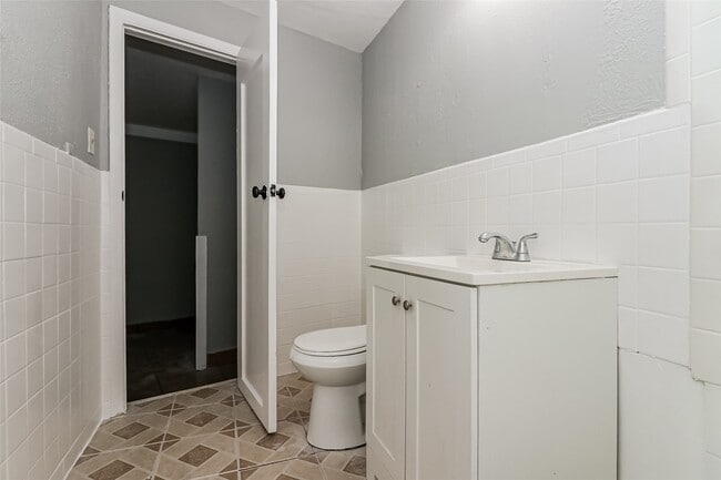 Building Photo - 4610 Schroeder St
