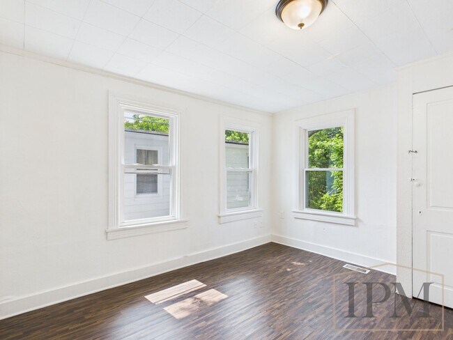 Building Photo - Available Now! Spacious 5 Bedroom Home Loc...