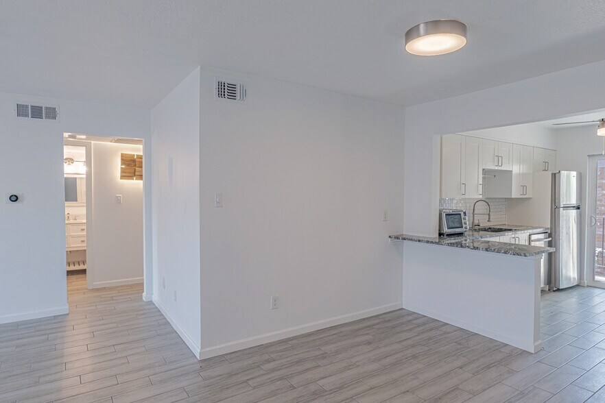 Building Photo - 8087 Meadow Rd