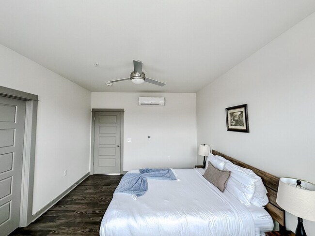 Building Photo - 111 E 4th St