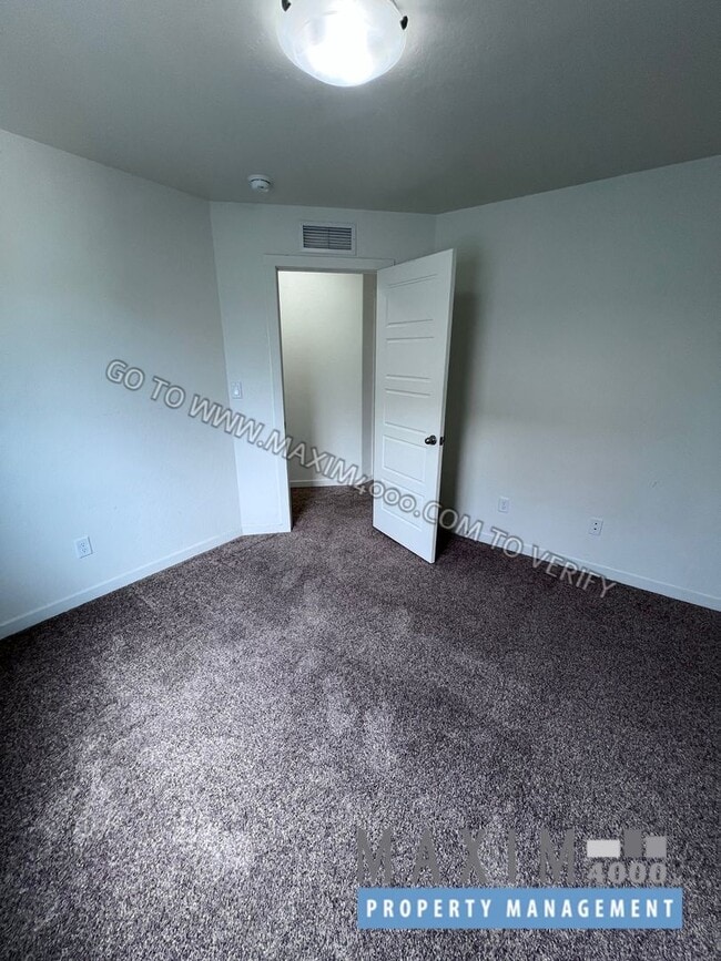 Building Photo - 389 White River Dr