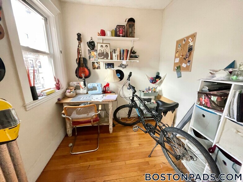 Building Photo - 192 Kelton St