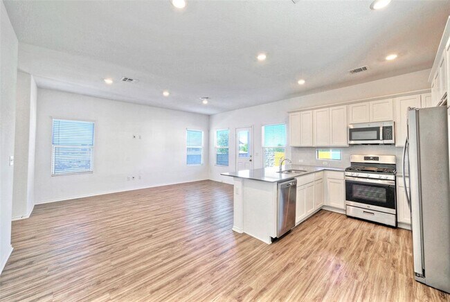 Building Photo - 201 Rioja