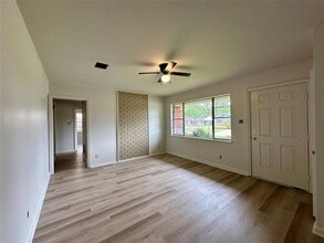 Building Photo - 1015 Pine Tree Dr