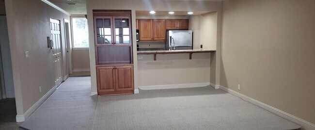 Building Photo - Class and Style! 3 Bed, 2 Bath South Hill ...