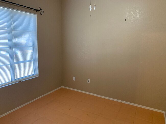 Building Photo - Wonderful 3 bedroom 2.5 bath home located in the golf course community of Western Skies